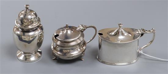 Two George silver mustard pots and a similar pepperettes.